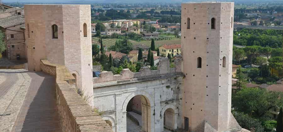 Porta Venere e Torri di Properzio